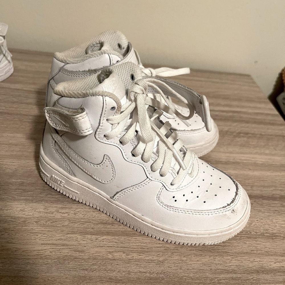 Nike Force 1 Mid LE
Little Kids' Shoe